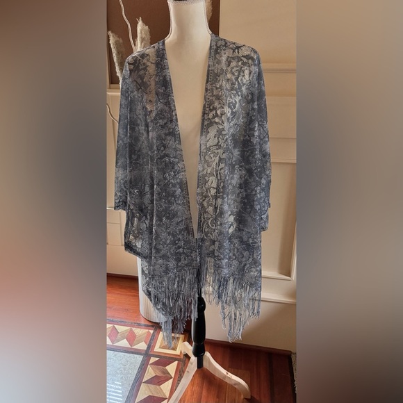 Elegant Gray Lace Shawl with Fringe One Size - Picture 1 of 7
